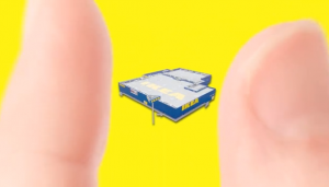 Ikea Filiale zwischen zwei Fingern
