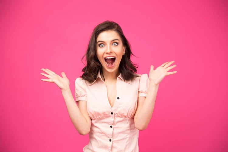 Surprised young woman shouting over pink background. Looking at camera-1_seo-opt