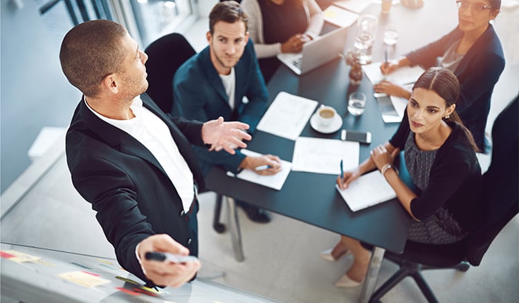 Beratung digitale Transformation: Welche passt zum B2B-Mittelstand?_business-presentation-envato-2026_©-YuriArcursPeopleimages_900x527px